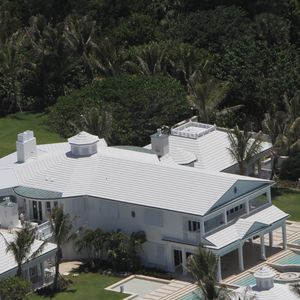 Il faut dire que cette propriété floridienne ne manque pas d'atouts. Comme l'indiquent les experts de Sotheby’s International Realty en charge du dossier, la demeure dispose de "trois piscines, une plage privative de 100 mètres, une salle de gym, un théâtre, un simulateur de golf, un terrain de tennis, un parc aquatique, 13 chambres" et "14 salles de bain". 

La maison de Celine Dion sur l'ile Jupiter en Floride KADENA PRESS / BESTIMAGE