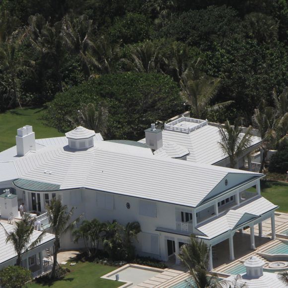 Il faut dire que cette propriété floridienne ne manque pas d'atouts. Comme l'indiquent les experts de Sotheby’s International Realty en charge du dossier, la demeure dispose de "trois piscines, une plage privative de 100 mètres, une salle de gym, un théâtre, un simulateur de golf, un terrain de tennis, un parc aquatique, 13 chambres" et "14 salles de bain". 

La maison de Celine Dion sur l'ile Jupiter en Floride KADENA PRESS / BESTIMAGE