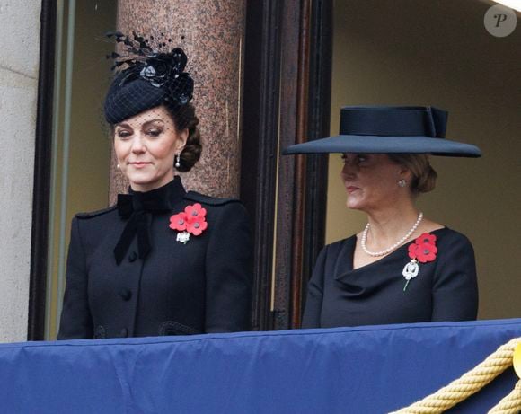 Catherine Kate Middleton, princesse de Galles et Sophie Rhys-Jones duchesse d'Edimbourg honorent les disparus des deux guerres mondiales lors de la cérémonie Remembrance Sunday ( Dimanche du souvenir ) au Cénotaphe à Londres.