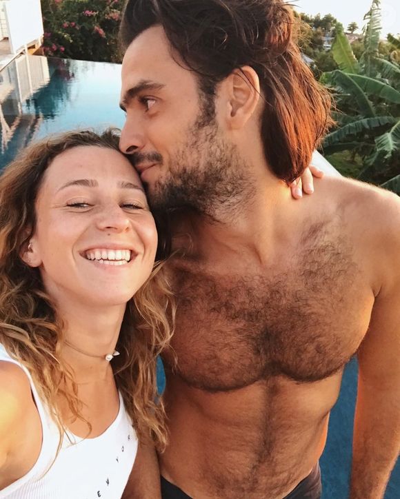 Candice, aventurière émérite de "Koh-Lanta", file le parfait amour avec Jérémy, lui aussi apprenti Robinson rencontré sur le tournage.