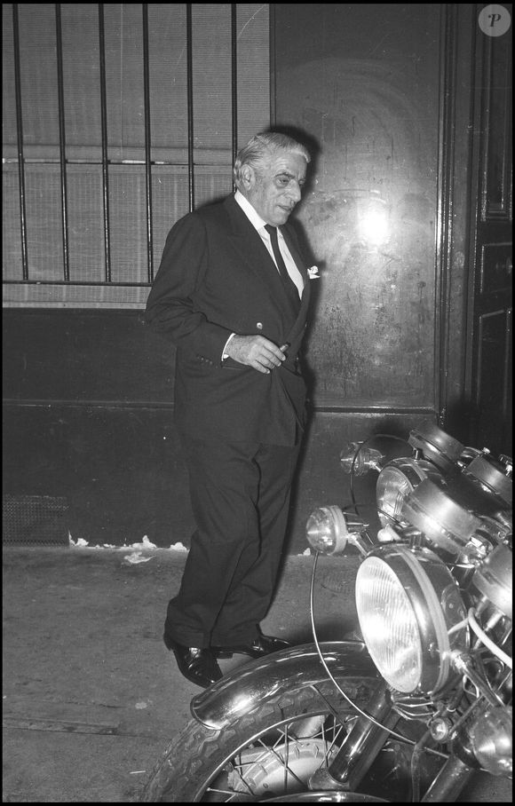 Archives - Aristote Onassis dans la rue à Paris.
Crédit : AGENCE / BESTIMAGE