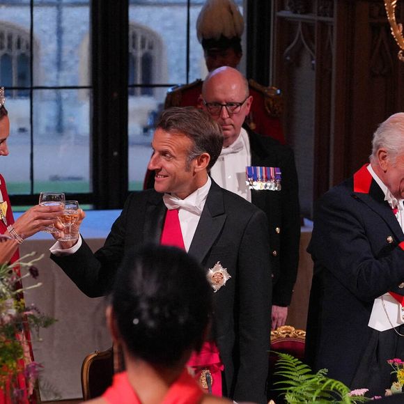 Le roi Charles III et la princesse de Galles Kate Middleton aux côtés d'Emmanuel Macron lors du Banquet d'État organisé en l'honneur du Président français à Londres le mardi 8 juillet 2025. Photo credit should read: Yui Mok/PA Wire