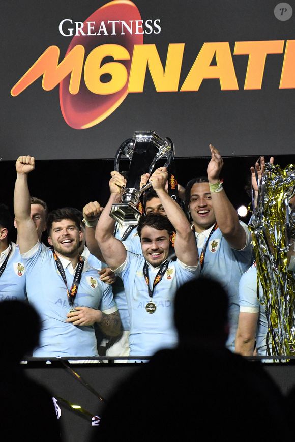 Antoine Dupont, le meneur des Bleus, a pu compter sur le soutien de ses proches pour célébrer cette victoire. 

Antoine Dupont célèbre le Championnat des Six Nations, après la victoire 48-46 de la France sur l'Angleterre au Stade de France à Paris, France, le 14 mars 2026. Photo par Florian Poitout/ABACAPRESS.COM