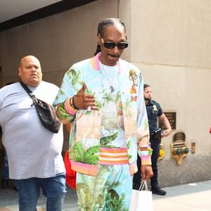 Snoop Dog signant des autographes pour les fans à l'extérieur de l'émission 'Today', à New York City, Ny, USA le 3 août 2023. Photo by BauerGriffin/INSTARimages/ABACAPRESS.COM