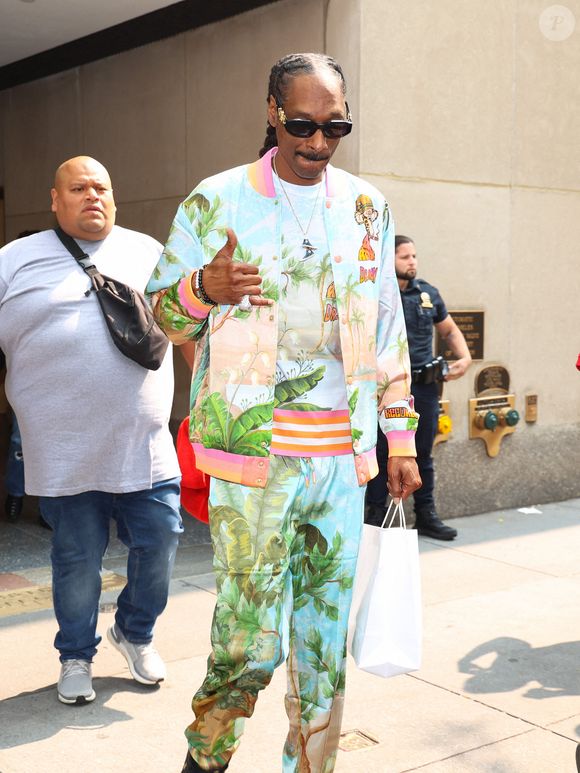 Snoop Dog signant des autographes pour les fans à l'extérieur de l'émission 'Today', à New York City, Ny, USA le 3 août 2023. Photo by BauerGriffin/INSTARimages/ABACAPRESS.COM