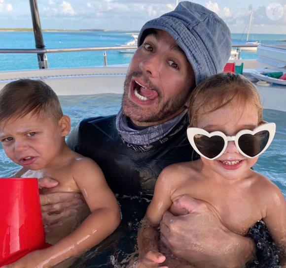 Au premier plan, les jumeaux Nicholas et Lucy enlacent tendrement le petit dernier de la fratrie.

Enrique Iglesias et ses jumeaux Nicholas et Lucy, en juillet 2021 sur Instagram.

Photo : Instagram