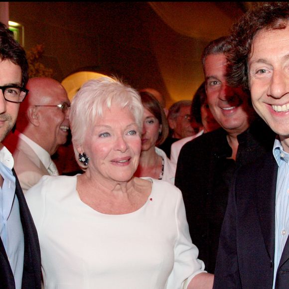 “Elle a enregistré un message très clair et formidable, mais à son âge, il est compréhensible qu'elle ne puisse pas être présente physiquement”, ajoute-t-il

Archives - Line Renaud, Cyril Vergniol et Stéphane Bern à Paris.