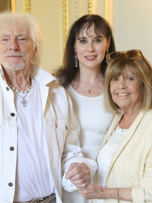 Hugues Aufray décoré à 97 ans : sa femme Murielle et ses deux filles réunies à l'Élysée pour ce grand moment