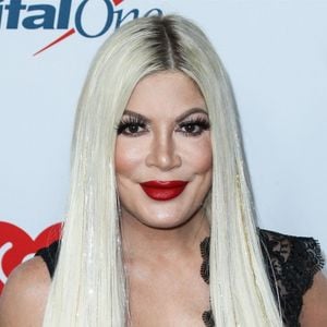 À cette somme s'ajoutent un remboursement de 400 000 dollars à la City National Bank, et d'autres dettes personnelles liées, notamment, aux frais médicaux.
Tori Spelling au photocall de l'événement "iHeartRadio 102.7 KIIS FM's Jingle Ball 2021" au Forum à Inglewood, le 3 décembre 2021.
Photo : Backgrid USA / Bestimage