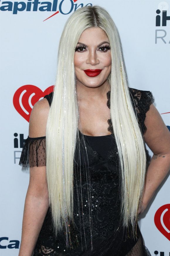 À cette somme s'ajoutent un remboursement de 400 000 dollars à la City National Bank, et d'autres dettes personnelles liées, notamment, aux frais médicaux. 

Tori Spelling au photocall de l'événement "iHeartRadio 102.7 KIIS FM's Jingle Ball 2021" au Forum à Inglewood, le 3 décembre 2021.

Photo : Backgrid USA / Bestimage