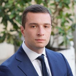 Le président du Rassemblement national (RN), Jordan Bardella à la sortie de l'Hôtel de Matignon à Paris, France. © Christophe Clovis/Bestimage 