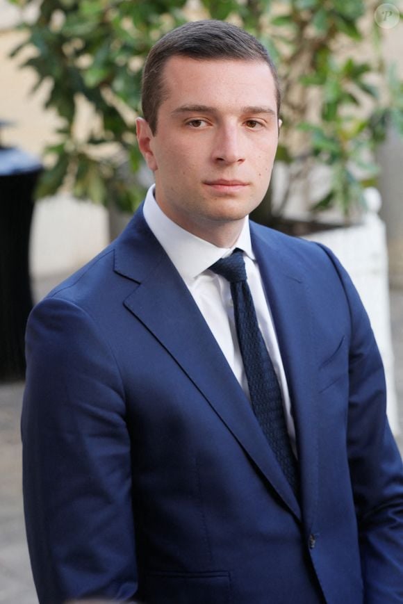 Le président du Rassemblement national (RN), Jordan Bardella à la sortie de l'Hôtel de Matignon à Paris, France. © Christophe Clovis/Bestimage 