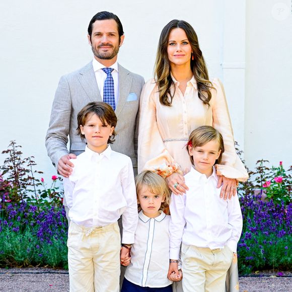 Le prince Carl Philip, la princesse Sofia, le prince Alexander, le prince Gabriel, le prince Julian lors des festivités pour le 47e anniversaire de la princesse héritière au palais de Solliden à Oland, en Suède, le 14 juillet 2024. Photo by Mischa Schoemaker/Abaca