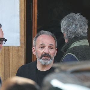 Jean Dujardin, David Salles - Arrivées aux obsèques de Bruno Salomone en l'église Sainte-Anne de Polangis de Joinville-le-Pont (Val-de-Marne) le 23 mars 2026. © Cyril Moreau - Dominique Jacovides / Bestimage