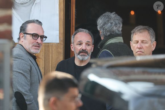 Jean Dujardin, David Salles - Arrivées aux obsèques de Bruno Salomone en l'église Sainte-Anne de Polangis de Joinville-le-Pont (Val-de-Marne) le 23 mars 2026. © Cyril Moreau - Dominique Jacovides / Bestimage