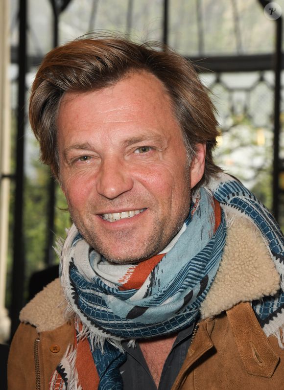 Un cocon moderne qui associe des tonalités graphiques, on voit d'ailleurs qu'une peinture sombre a été choisie dans le salon. L'appartement possède aussi un petit balcon.

Exclusif - Laurent Delahousse lors du dîner de gala caritatif pour l'association Autistes Sans Frontières à l'hôtel Marcel Dassault à Paris, France, le 18 avril 2019. © Coadic Guirec/Bestimage