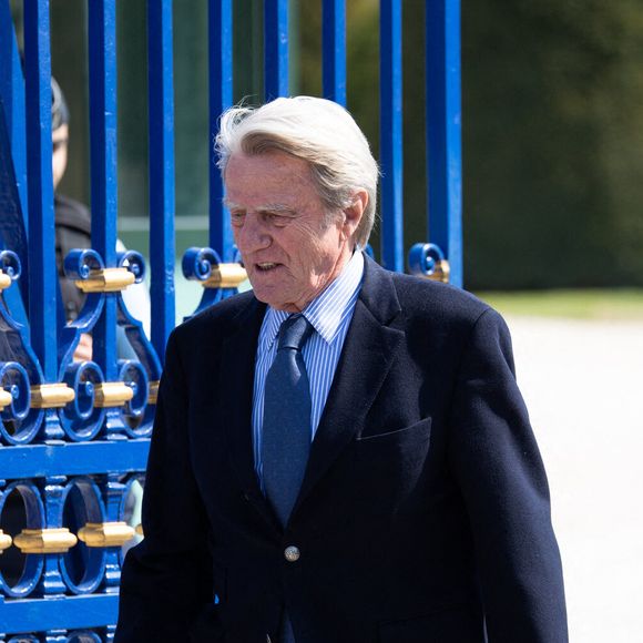 L'ancien ministre Bernard Kouchner quitte les lieux après la cérémonie funéraire en hommage à l'acteur et réalisateur Jacques Perrin à l'Hôtel des Invalides à Paris le 29 avril 2022. Photo par Raphael Lafargue/ABACAPRESS.COM