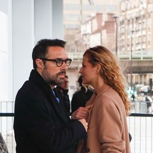 Nicolas Bedos, avec sa compagne Pauline Desmonts sort du tribunal correctionnel de Paris où il était convoqué pour agression sexuelle en état d'ivresse sur une jeune femme de 25 ans ; le procès est reporté en septembre 2024.

© Christophe Clovis / Bestimage