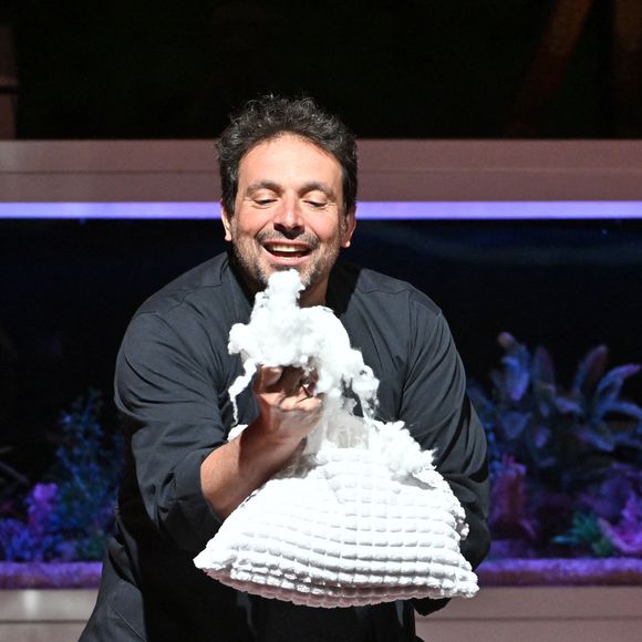 Ce lundi 16 mars 2026, l'émission de Mouloud Achour, Clique, a rendu hommage à l'acteur sur les réseaux sociaux.

Bruno Salomone durant la 3eme soirée de la 1ere édition du festival Les Théâtrales d'Eze en plein air à l'oppidum du Col d'Eze avec la pièce "Au Scalpel", le 7 août 2023. © Bruno Bebert /