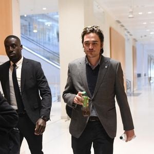 Alain-Fabien Delon et son avocate Florence Watrin arrivent au tribunal correctionnel de Paris pour avoir enregistré et diffusé avec son frère Anthony Delon une conversation de leur sœur, Anouchka, avec leur père, le 5 janvier 2024, à l'époque où les désaccords de la fratrie concernant la santé d'Alain Delon, à Paris, France, le 17 mars 2026. Anthony Delon et Anouchka sont absents. © Clément Prioli/Bestimage