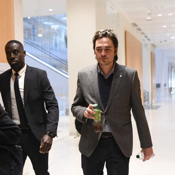 Alain-Fabien Delon et son avocate Florence Watrin arrivent au tribunal correctionnel de Paris pour avoir enregistré et diffusé avec son frère Anthony Delon une conversation de leur sœur, Anouchka, avec leur père, le 5 janvier 2024, à l'époque où les désaccords de la fratrie concernant la santé d'Alain Delon, à Paris, France, le 17 mars 2026. Anthony Delon et Anouchka sont absents. © Clément Prioli/Bestimage