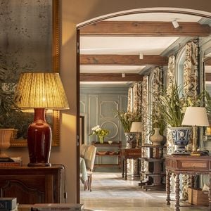 Depuis sa rénovation récente, le château est devenu une résidence de luxe privatisable, pensée pour accueillir séjours, retraites et événements exclusifs. 

Château Margüi / Crédits : www.chateaumargui.com
