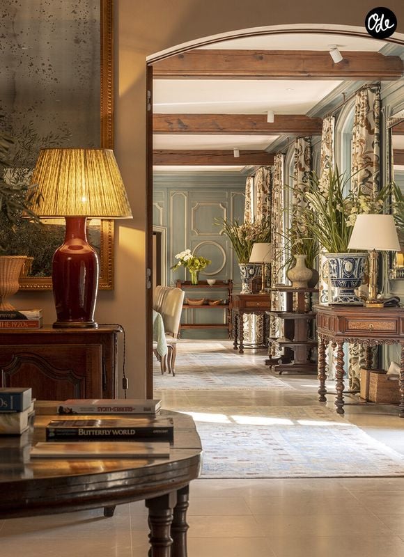 Depuis sa rénovation récente, le château est devenu une résidence de luxe privatisable, pensée pour accueillir séjours, retraites et événements exclusifs. 

Château Margüi / Crédits : www.chateaumargui.com
