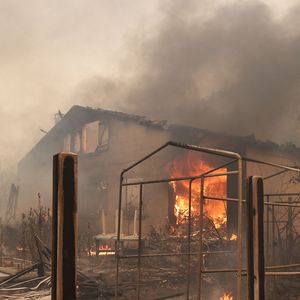 "J’étais au téléphone avec eux heure par heure, je n’en ai pas dormi de la nuit.”

Incendies en Gironde / Les premiers maisons touchées par les flammes dans Lège Cap Ferret, derrière la salle des sports, la ville est évacuée. - L’incendie pénètre Lège-Cap-Ferret, les 800 pompiers mobilisés dans le Médoc s’apprêtent à lutter une nuit de plus le 23 juillet 2026.
L’incendie du sud Médoc a profité de conditions météo exécrables pour progresser toujours plus, ce jeudi 23 juillet. Aux alentours de 19 heures, le feu a pénétré les quartiers les plus exposés de Lège-Cap-Ferret, aux portes du bassin d’Arcachon. L'évacuation “immédiate” de plusieurs villages de la presqu’île du Cap-Ferret. © Fabien Cottereau/Bestimage