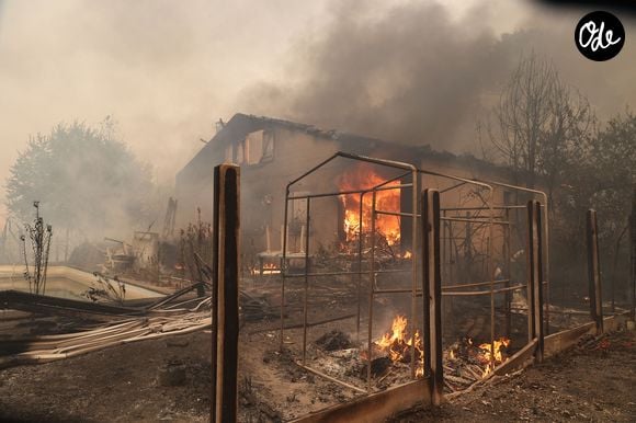 "J’étais au téléphone avec eux heure par heure, je n’en ai pas dormi de la nuit.”

Incendies en Gironde / Les premiers maisons touchées par les flammes dans Lège Cap Ferret, derrière la salle des sports, la ville est évacuée. - L’incendie pénètre Lège-Cap-Ferret, les 800 pompiers mobilisés dans le Médoc s’apprêtent à lutter une nuit de plus le 23 juillet 2026.
L’incendie du sud Médoc a profité de conditions météo exécrables pour progresser toujours plus, ce jeudi 23 juillet. Aux alentours de 19 heures, le feu a pénétré les quartiers les plus exposés de Lège-Cap-Ferret, aux portes du bassin d’Arcachon. L'évacuation “immédiate” de plusieurs villages de la presqu’île du Cap-Ferret. © Fabien Cottereau/Bestimage