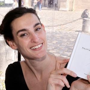 Nine d'Urso lors de la 3ème édition du salon du livre à Saint-Germain-des-Prés "Des pages avant la plage" à Paris le 6 juin 2026. © Cédric Perrin / Bestimage