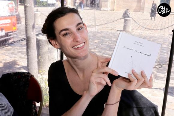 Nine d'Urso lors de la 3ème édition du salon du livre à Saint-Germain-des-Prés "Des pages avant la plage" à Paris le 6 juin 2026. © Cédric Perrin / Bestimage