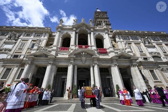 Sa tante avait été assassinée en Argentine pendant la dictature

Après la messe de funérailles du pape François au Vatican, son corps a été amené au lieu de sépulture choisi, la basilique Santa Maria Maggiore à Rome, Italie, le 26 avril 2025. Photo par (EV) Vatican Media/ABACAPRESS.COM