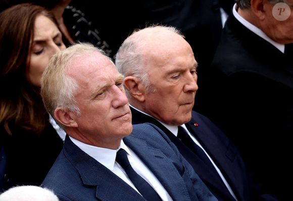 François-Henri Pinault et François Pinault lors de l'hommage national du général d'armée Jean-Louis Georgelin sur l'esplanade des Invalides à Paris, France, le 25 août 2023. L’ancien chef d’État-major des armées, chargé de la reconstruction de Notre-Dame de Paris, est mort vendredi 18 août à 74 ans lors d’une randonnée sur les pentes du Mont Valier, dans les Pyrénées. © Dominique Jacovides/Bestimage
