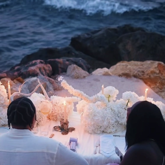 Le rappeur de 24 ans, qui partage la vie de la chanteuse de 31 ans, a organisé un moment particulièrement romantique au bord de la mer.


Le rappeur RK a partagé la vidéo de sa demande en mariage à Aya Nakamura sur Instagram le 7 août 2026.