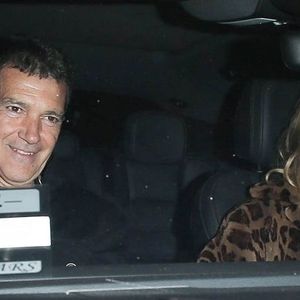 Melanie Griffith, Antonio Banderas et sa compagne N. Kimpel quittent le restaurant San Vicente Bungalows à Los Angeles, le 5 février 2020, où se déroulait l'anniversaire de l'actrice S. Foster. Photo par Backgrid USA / Bestimage