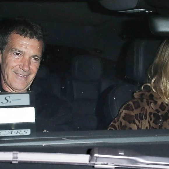 Melanie Griffith, Antonio Banderas et sa compagne N. Kimpel quittent le restaurant San Vicente Bungalows à Los Angeles, le 5 février 2020, où se déroulait l'anniversaire de l'actrice S. Foster. Photo par Backgrid USA / Bestimage