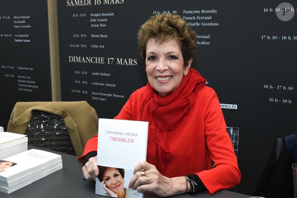 Elle a pris cela au pied de la lettre.

Catherine Laborde - Salon du Livre à la Porte de Versailles de Paris, le 17 mars 2019. © Lionel Urman/Bestimage