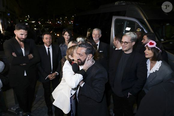 Exclusif - Nabilla et Thomas Vergara, Isabelle Morini-Bosc, Kelly Vedovelli, Cyril Hanouna, Raymond Aabou, Gilles Verdez, Polska, Bernar Montiel, Valérie Bénaïm, Guillaume Genton, Géraldine Maillet - Les chroniqueurs et les invités quittent la dernière émission "Touche pas à mon poste" (TPMP) en bus pour se rendre devant le siège du groupe M6 à Neuilly-sur-Seine le 27 février 2025. © Jack Tribeca/Bestimage
