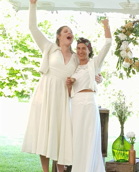 Le concept reprend les codes du réfectoire avec de grandes tablées partagées et des plateaux en inox.

Chloé Charles, ex-candidate de "Top Chef", mariée à sa belle Gaëlle et maman d'une petite Olga.