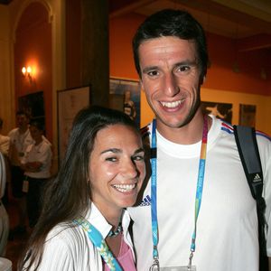 "On a refait nos vies depuis"

Le champion olympique français de canoë Tony Estanguet et Laetitia assistent à une fête au Club France à Athènes-Grèce pendant les Jeux Olympiques d'Athènes. Photo par Hahn-Nebinger-Zabulon/ABACA.