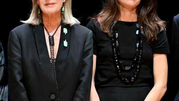 Charlotte Casiraghi parfaitement assortie à sa mère Caroline de Monaco : élégance noire pour une cérémonie princière