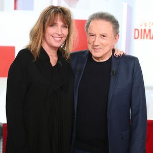 Stéfanie Jarre et Michel Drucker - Enregistrement de l'émission Vivement dimanche au studio Rive Gauche, présentée par M.Drucker, diffusée le 07 septembre 2025 sur France 3.  © Guillaume Gaffiot / Bestimage