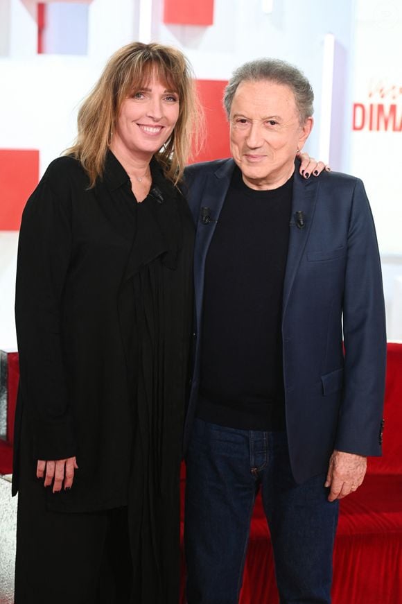 Stéfanie Jarre et Michel Drucker - Enregistrement de l'émission Vivement dimanche au studio Rive Gauche, présentée par M.Drucker, diffusée le 07 septembre 2025 sur France 3.  © Guillaume Gaffiot / Bestimage