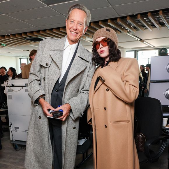 Richard E. Grant, Isabelle Adjani -  Défilé Stella McCartney Femmes Automne/Hiver 2025-2026 à Paris le 5 mars 2025 Backgrid USA / Bestimage