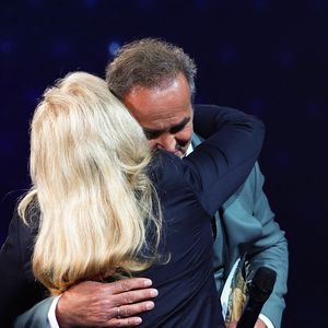 Et pour cause, le 19 mars prochain, le bouleversant parcours de son ami de longue date Roland Perez sera à découvrir au cinéma via le film "Ma mère, Dieu et Sylvie Vartan" de Ken Scott et dans lequel elle campe son propre rôle.

Exclusif - Roland Perez, Sylvie Vartan - Surprises - Enregistrement de l'émission "La boîte à secrets 11", présentée par F.Bollaert et diffusée le 19 novembre sur France 3. Le 4 octobre 2021 © Rubens Hazon / Bestimage.