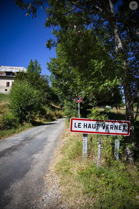 La route menant à Haut-Vernet avec le panneau indiquant l'entrée du village, France le 8 août 2023. Photo par Thibaut Durand/ABACAPRESS.COM