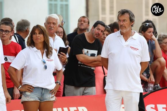 Jean-Luc Reichmann et sa femme Nathalie lors du trophée de pétanque "Sénéquier 209" sur la place des Lices à Saint-Tropez, Côte d'Azur, France, le 22 août 2019. Agence / Bestimage
