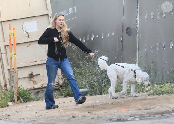 Justine Wilson, ex femme de Elon Musk, promène son chien à Brentwood le 22 juin 2022. ©Backgrid USA / Bestimage