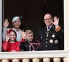 La petite Gabriella était vêtue d’une élégante robe rouge et d’un noeud de la même couleur dans ses cheveux, tandis que Jacques arborait un uniforme de carabinier.

La Princesse Charlène de Monaco, le Prince Albert II de Monaco, la Princesse Gabriella de Monaco, le Prince Jacques de Monaco apparaissent au balcon du Palais de Monaco lors des célébrations de la Fête Nationale de Monaco à Monte-Carlo, Monaco le 19 novembre 2025. Photo by Jean-Charles Vinaj/ABACAPRESS.COM