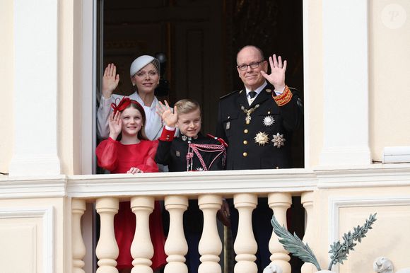 La petite Gabriella était vêtue d’une élégante robe rouge et d’un noeud de la même couleur dans ses cheveux, tandis que Jacques arborait un uniforme de carabinier.

La Princesse Charlène de Monaco, le Prince Albert II de Monaco, la Princesse Gabriella de Monaco, le Prince Jacques de Monaco apparaissent au balcon du Palais de Monaco lors des célébrations de la Fête Nationale de Monaco à Monte-Carlo, Monaco le 19 novembre 2025. Photo by Jean-Charles Vinaj/ABACAPRESS.COM